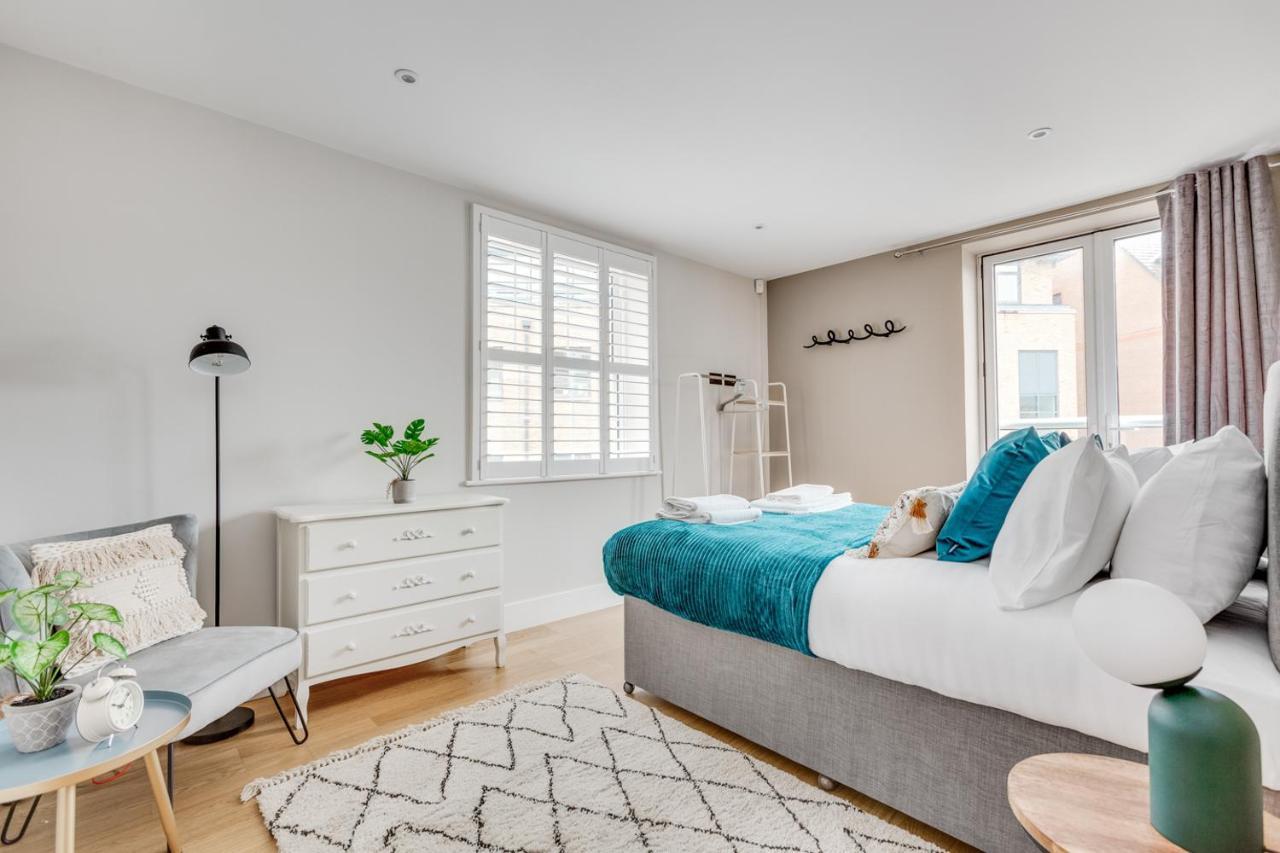 Executive 2 Bedroom Apt City Centre Free Pkg , Wifi By Tent Serviced Apartments Staines-upon-Thames Exteriör bild