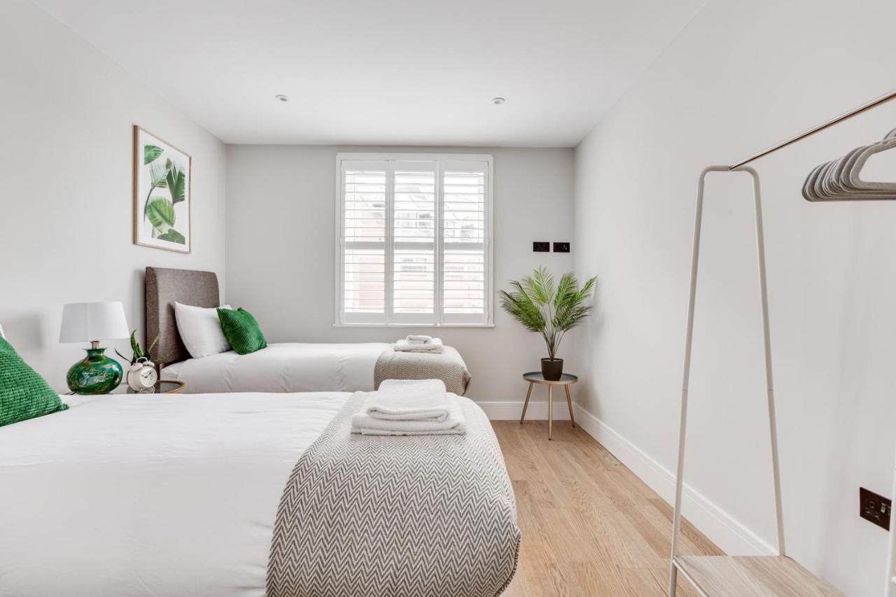 Executive 2 Bedroom Apt City Centre Free Pkg , Wifi By Tent Serviced Apartments Staines-upon-Thames Exteriör bild
